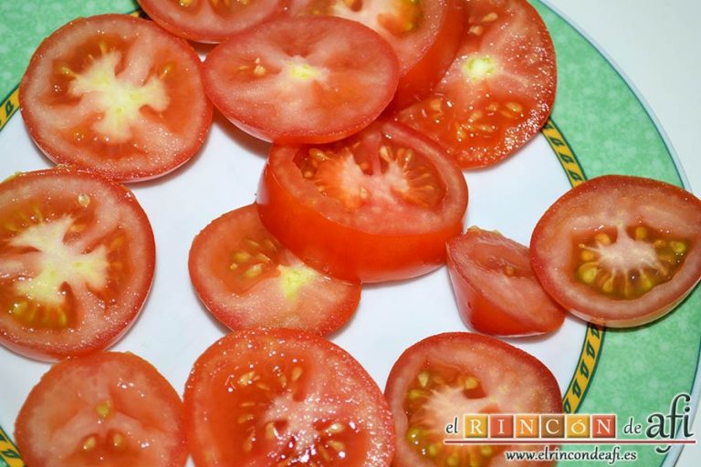 Flatbread de espárragos verdes, tomate, miel y mozzarella, cortar los tomates en rodajas y reservar