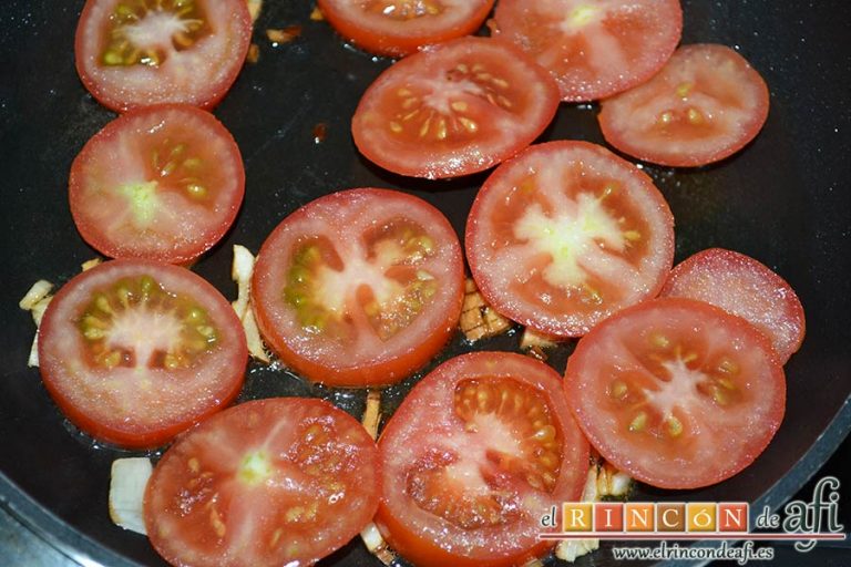 Flatbread de espárragos verdes, tomate, miel y mozzarella, añadir el tomate en rodajas