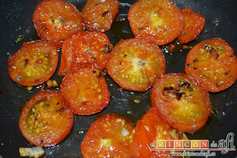 Flatbread de espárragos verdes, tomate, miel y mozzarella, dejar cocer hasta que se caramelicen