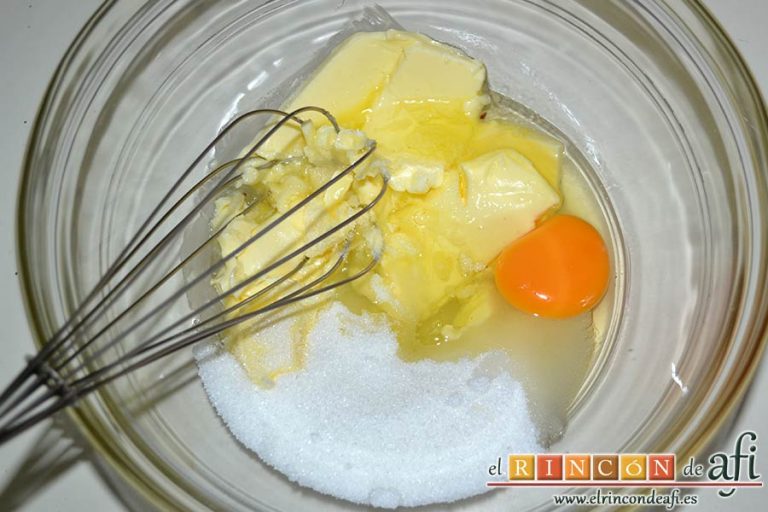 Galletas con doble chocolate chips caseras, en un bol la mantequilla en pomada con el azúcar y añadimos el huevo