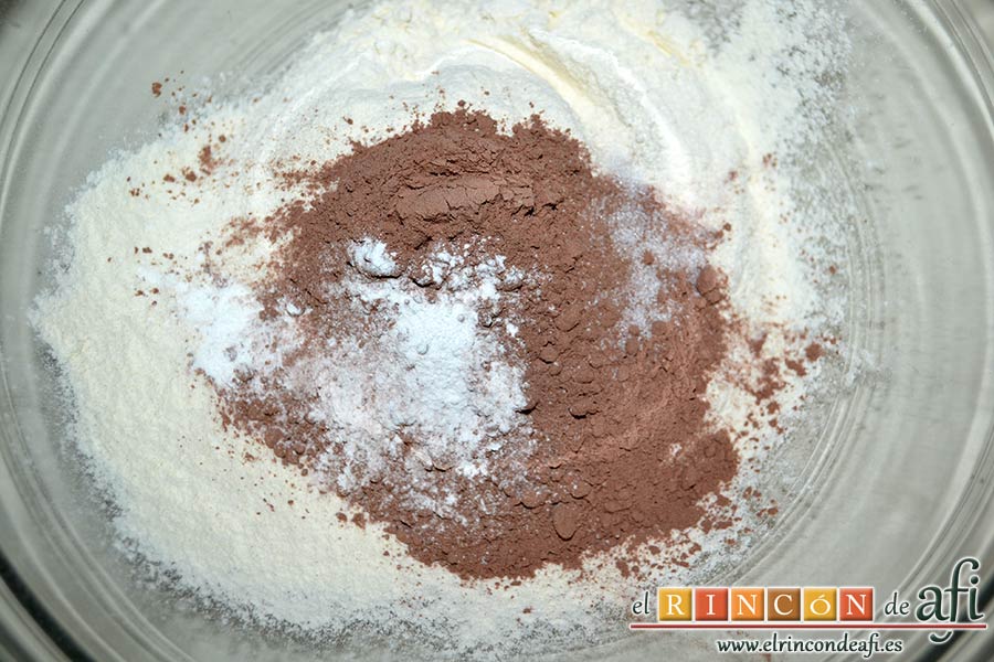Galletas con doble chocolate chips caseras, en otro bol ponemos la harina tamizada, el cacao en polvo, la levadura y la sal