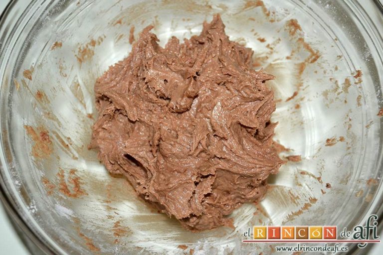 Galletas con doble chocolate chips caseras, volcar la mezcla seca sobre la húmeda e integrar bien con una lengua