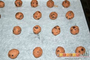Galletas con doble chocolate chips caseras, formar bolitas y disponerlas sobre una bandeja de horno