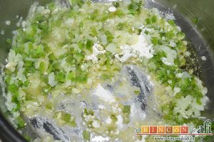 Merluza en salsa, pochar las verduras y echar la cucharada de harina