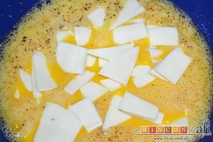 Pastel de papas y salchichas, trocear la mozzarella en láminas y añadirlas a los huevos