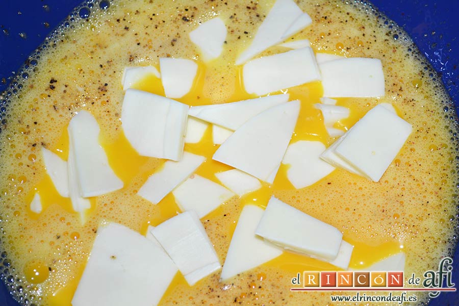 Pastel de papas y salchichas, trocear la mozzarella en láminas y añadirlas a los huevos