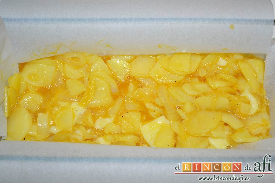 Pastel de papas y salchichas, verter sobre un molde tipo plumcake la mitad de la mezcla