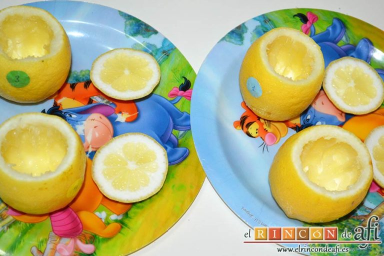 Pastelitos de limón, retirar la pulpa de los limones sin romper la cáscara