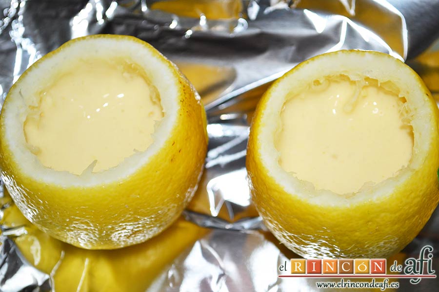 Pastelitos de limón, rellenar los limones con la crema hasta la mitad