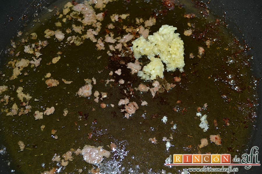 Albóndigas con salsa de cebollas, echar el ajo en la sartén donde se frieron las albóndigas