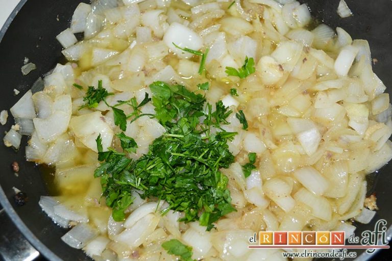 Albóndigas con salsa de cebollas, pochar y añadir el perejil fresco picado