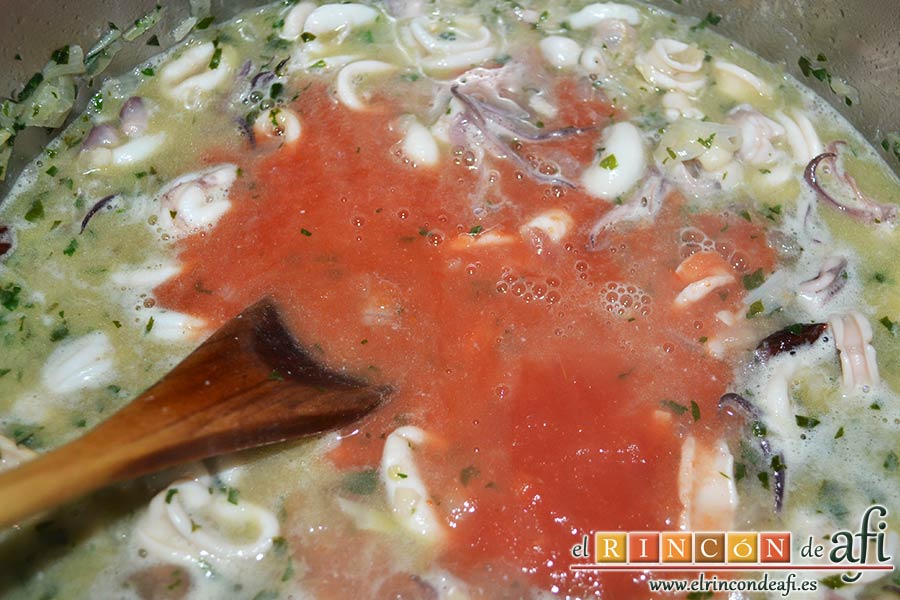 Chipirones en salsa picante, añadir el tomate concentrado, el tomate triturado, la sal y las pimientas molidas