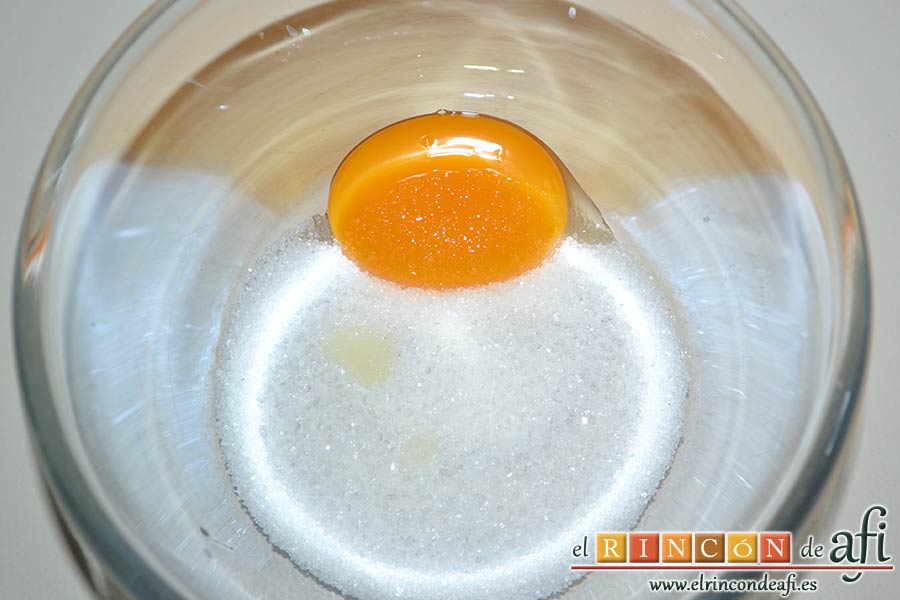 Galletas muselina, poner en otro bol el azúcar con la yema del huevo
