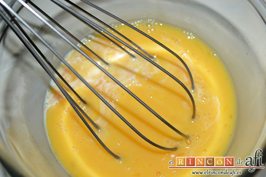 Milhojas de hojaldre con chocolate, poner los huevos en un bol con la maizena diluida en leche fría y mezclar