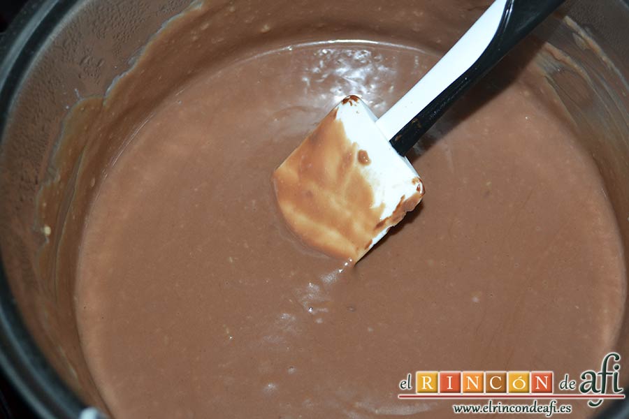 Milhojas de hojaldre con chocolate, añadir la Nutella y mezclar bien