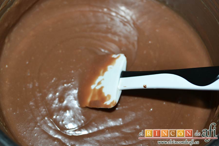 Milhojas de hojaldre con chocolate, dejarla a fuego moderado hasta que empiece a espesar