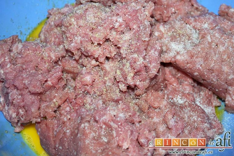 Pastel de carne, batirlos y agregar la carne de ternera picada, la panceta de cerdo picada y una pizca de sal y pimientas molidas