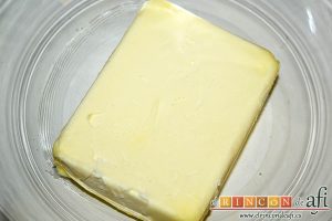 Tarta americana de arándanos, engrasar un molde para horno y preparar la mantequilla en un bol
