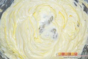 Tarta americana de arándanos, batirla unos dos minutos
