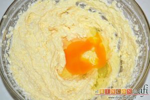 Tarta americana de arándanos, ir añadiendo los huevos uno a uno, batiendo tras echar cada huevo