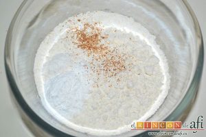 Tarta americana de arándanos, en otro bol poner la harina, la levadura, la sal y una pizca de nuez moscada rallada
