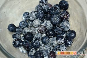 Tarta americana de arándanos, en otro bol mezclar los arándanos con la cucharada de harina y el zumo de limón