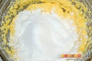 Tarta americana de arándanos, mezclar ambas mezclas y volcar en el molde