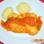Bacalao en salsa de tomate y pimiento verde