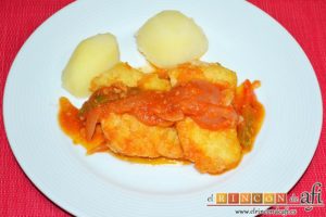 Bacalao en salsa de tomate y pimiento verde