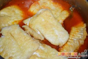 Bacalao en salsa de tomate y pimiento verde, dejarlo unos minutos en la salsa