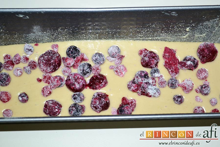 Bizcocho de yogur y frutos rojos, verter en el molde la mitad de la mezcla y luego poner por encima la mitad de los frutos rojos