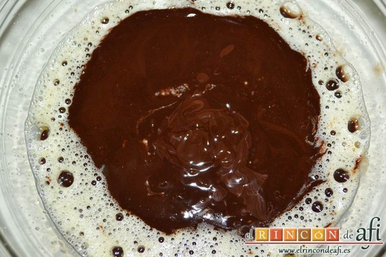 Brownie exprés, añadir la mezcla de chocolate