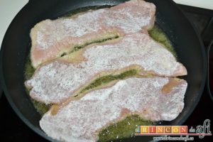 Filetes de cerdo en salsa, freírlos en aceite de oliva bien caliente