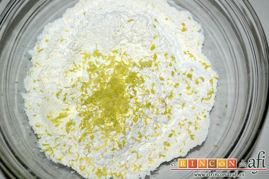 Galletas de limón con semillas de amapola, mezclar y añadir la ralladura de limón