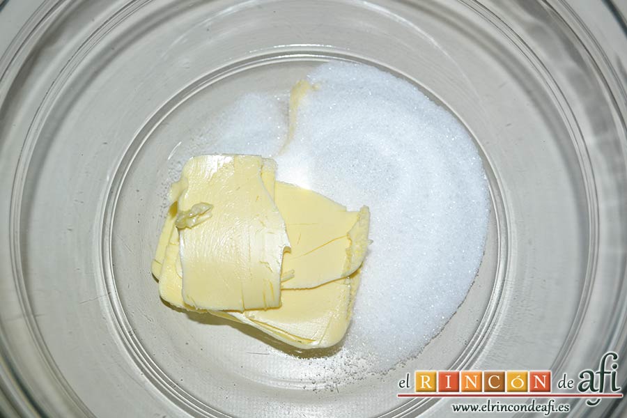 Galletas de limón con semillas de amapola, en otro bol poner la mantequilla en pomada con el azúcar