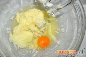 Galletas de limón con semillas de amapola, añadir el huevo y el zumo de limón
