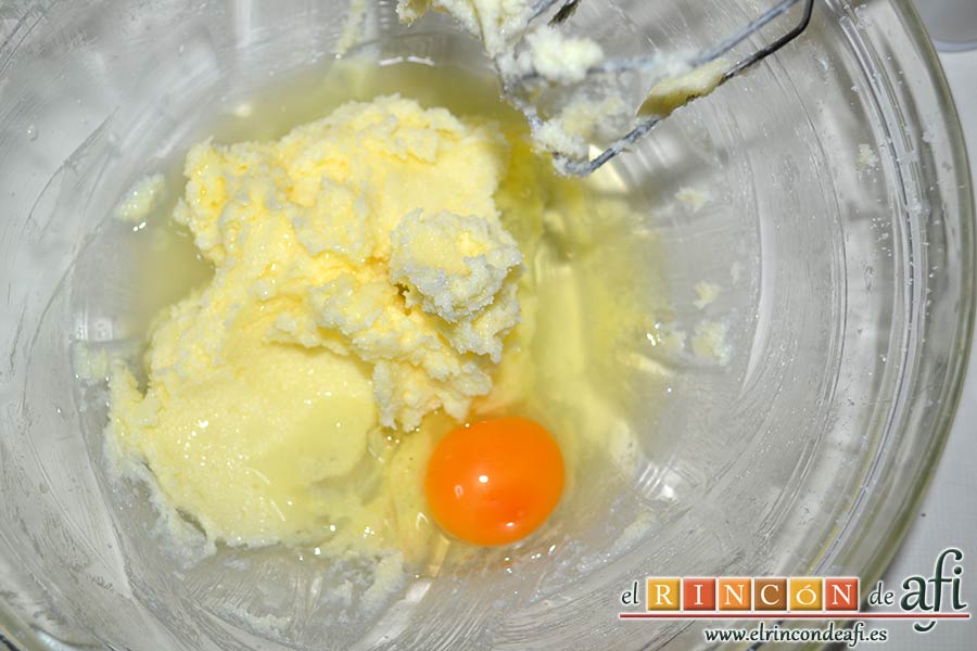Galletas de limón con semillas de amapola, añadir el huevo y el zumo de limón