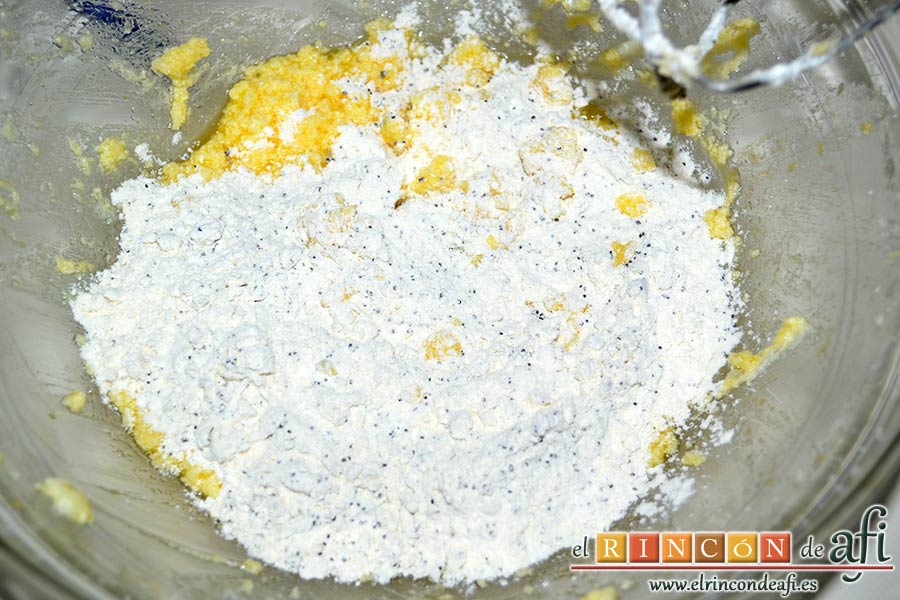 Galletas de limón con semillas de amapola, seguir batiendo y añadir poco a poco la mezcla de harinas