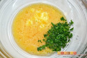 Tortillitas de San José, cortar bien el perejil, triturar el ajo y añadir ambas cosas a los huevos