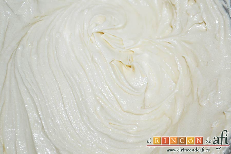 Galletas de pasta de sésamo, añadir poco a poco la harina y mezclar con varillas hasta que quede bien integrado