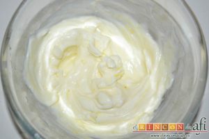 Kakis gratinados con crema de queso fresco, batir bien con varillas hasta obtener una crema homogénea