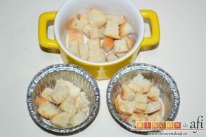 Muffins de huevo con pechuga de pavo o bacon y queso, cortar en cubitos el pan y rellenar la base de los moldes