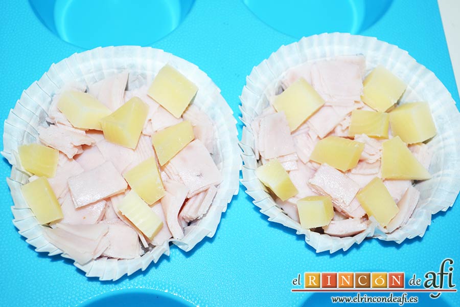 Muffins de huevo con pechuga de pavo o bacon y queso, cortar el queso en cubitos y ponerlo por encima