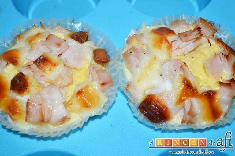 Muffins de huevo con pechuga de pavo o bacon y queso, hornear