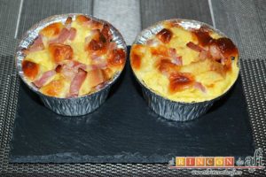 Muffins de huevo con pechuga de pavo o bacon y queso, sugerencia de presentación