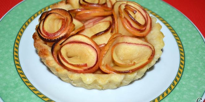 Tartaletas de pasta brisa con flores de manzana
