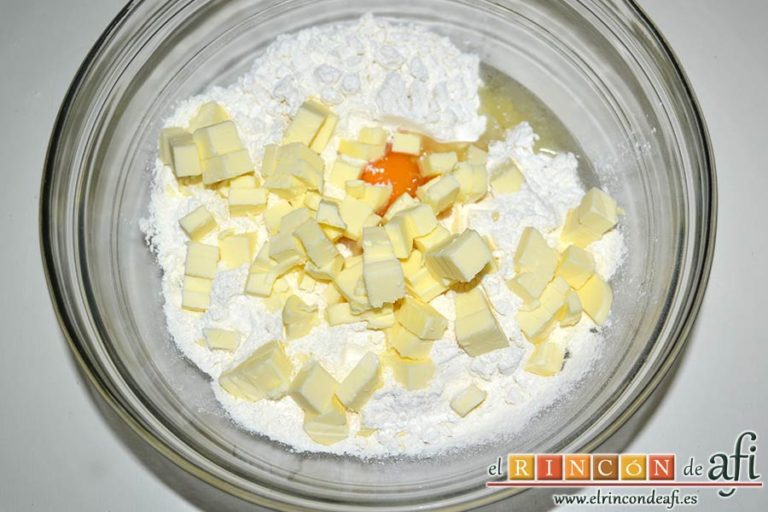 Tartaletas de pasta brisa con flores de manzana, ponemos en un bol la harina, el huevo y la mantequilla muy fría cortada en cubitos