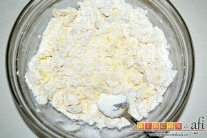 Tartaletas de pasta brisa con flores de manzana, mezclamos con ayuda de una cuchara