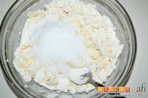 Tartaletas de pasta brisa con flores de manzana, añadir las tres cucharadas de azúcar y la pizca de sal