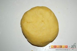Tartaletas de pasta brisa con flores de manzana, mezclar manualmente hasta obtener una pasta homogénea